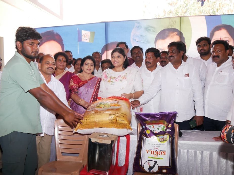 బాధితురాలకి నిత్యవసర సరుకులు పంపిణీ