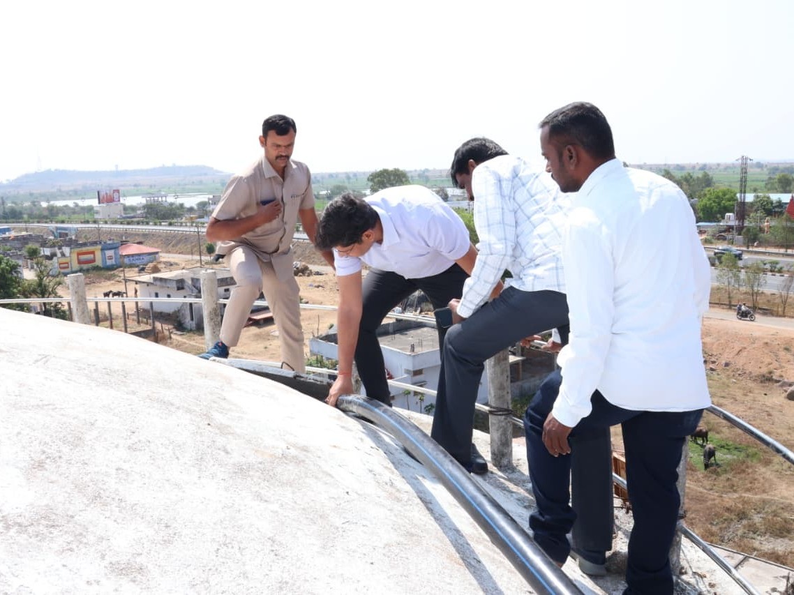 నీటి ట్యాంక్ ఎక్కి తనిఖీ చేసిన కలెక్టర్