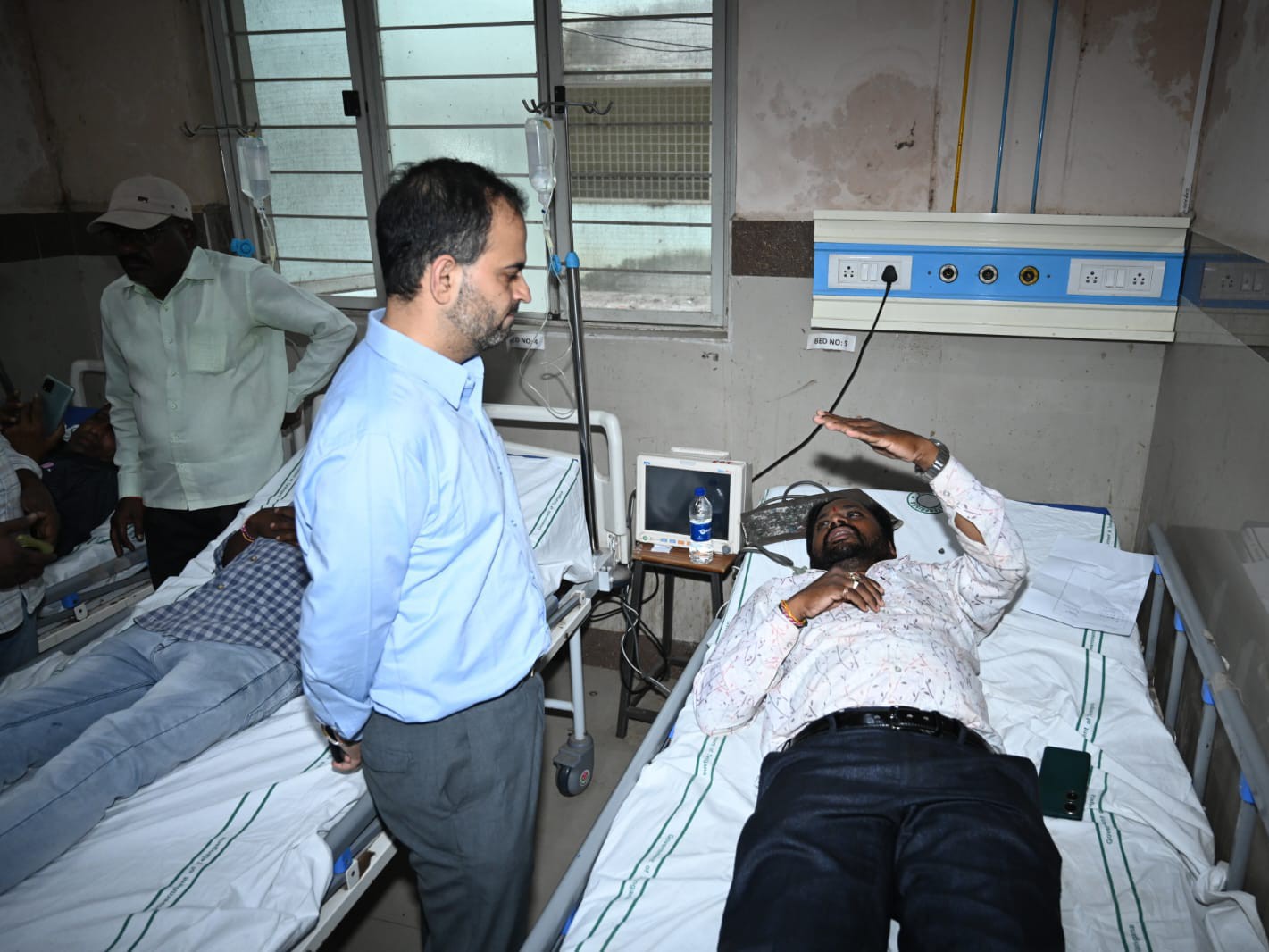 గాయపడిన జర్నలిస్టులను పరామర్శించిన కలెక్టర్