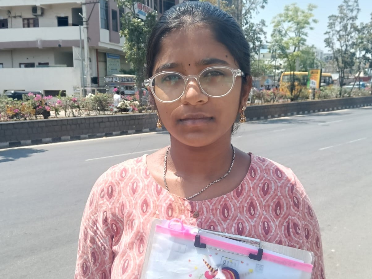 అక్క మృతితో దుఃఖంలోనూ పరీక్ష రాసిన చెల్లెలు