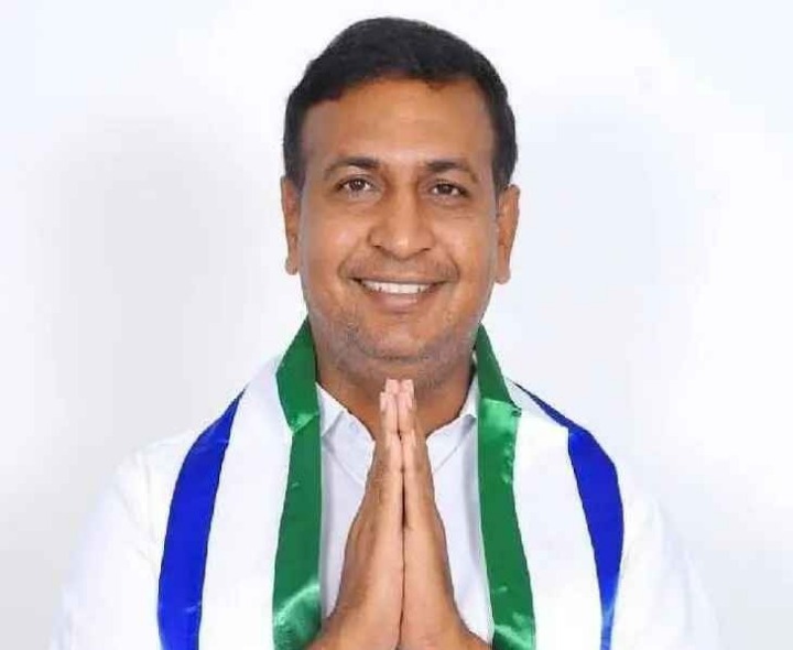 వైసీపీ ఆవిర్భావ దినోత్సవంలో మాజీ MLA సుధీర్రెడ్డి దూరం