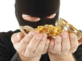 లిఫ్ట్ అడిగి గోల్డ్ చైన్ చోరీ