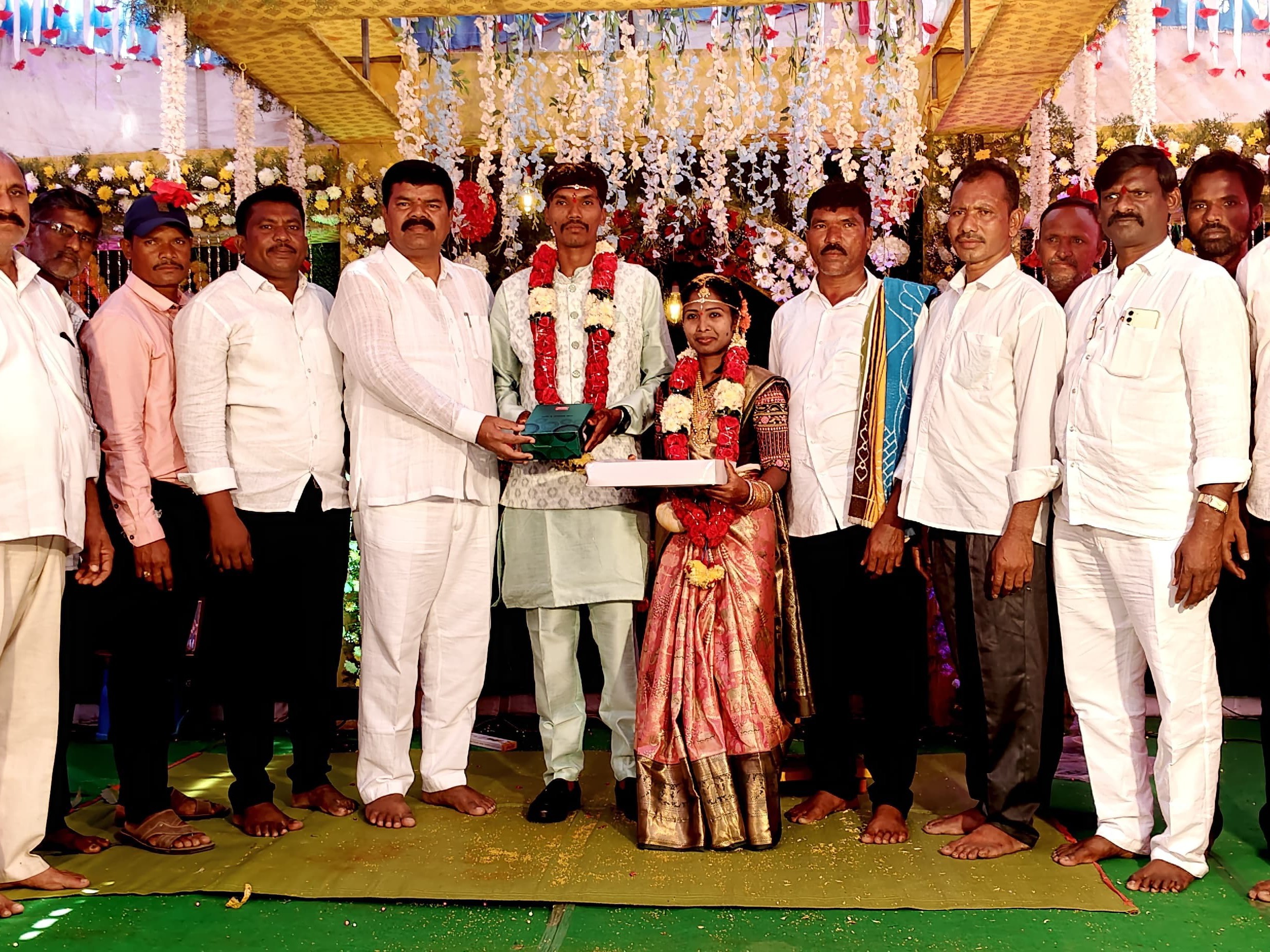 నూతన జంటను ఆశీర్వదించిన ఎమ్మెల్యే