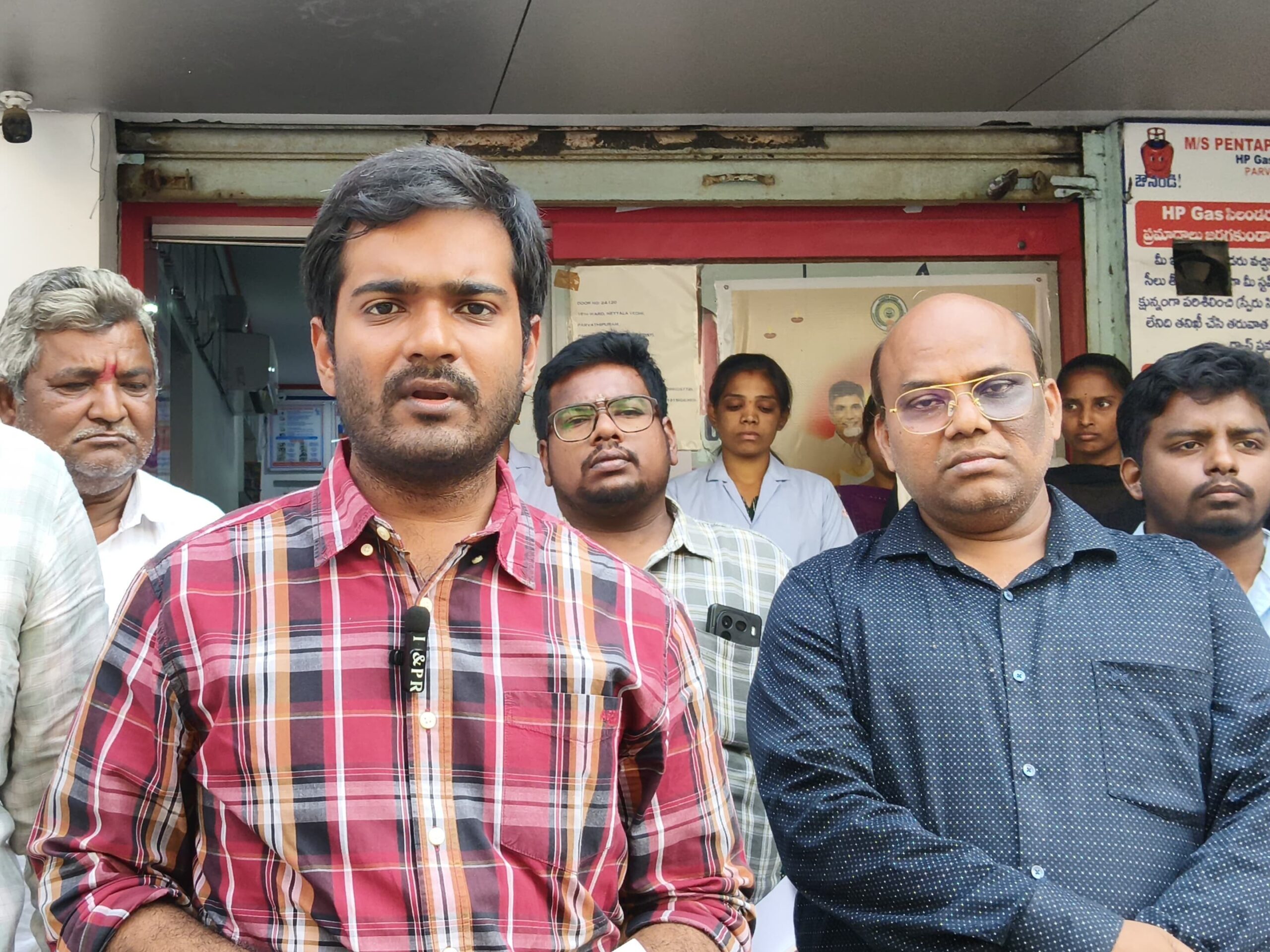 ‘జిల్లాలో ఎటువంటి గ్యాస్ కొరత లేదు’