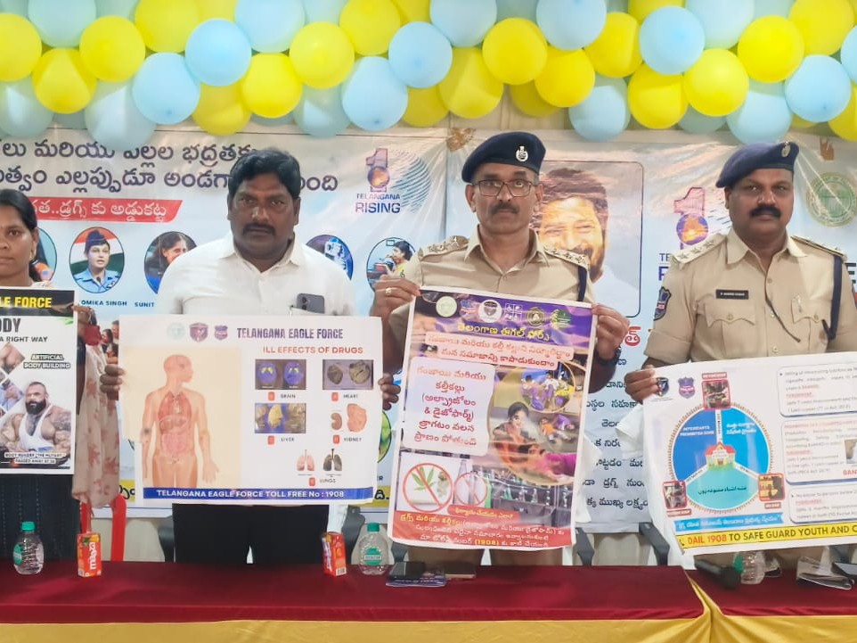 డ్రగ్స్ పై యుద్ధం వాల్ పోస్టర్‌ను ఆవిష్కరించిన DSP