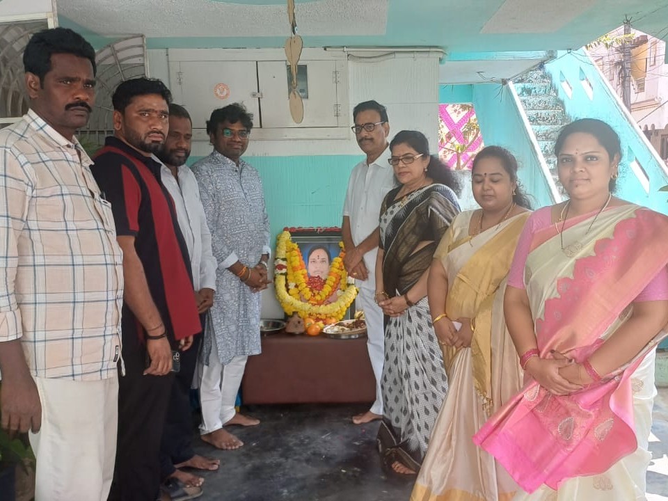 బాధిత కుటుంబాన్ని పరామర్శించిన మాజీ కేంద్రమంత్రి