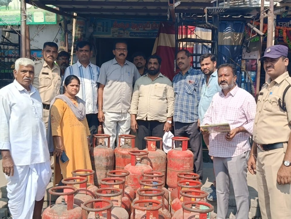 మల్లేపల్లిలో 60 గ్యాస్ సిలిండర్లు సీజ్