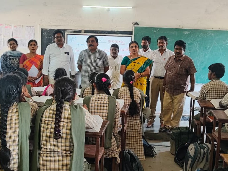 మునుక్కుళ్ళలో ZPHS పాఠశాలను తనిఖీ చేసిన డీవైఈవో