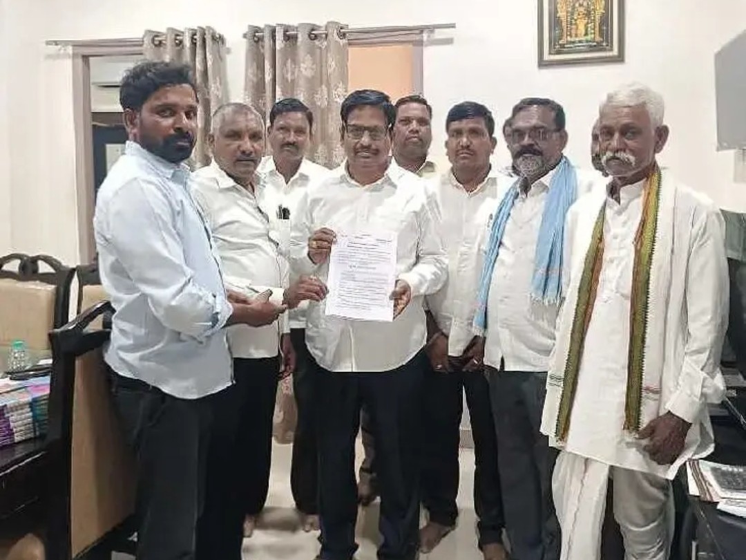 ఉద్యమకారుల డిమాండ్లపై ఎమ్మెల్యేకు మెమొరాండం