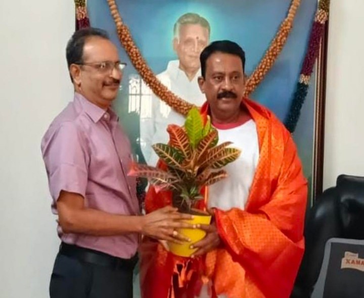 ఎమ్మెల్యే కలిసిన ఐటీడీఏ ప్రాజెక్ట్ ఆఫీసర్