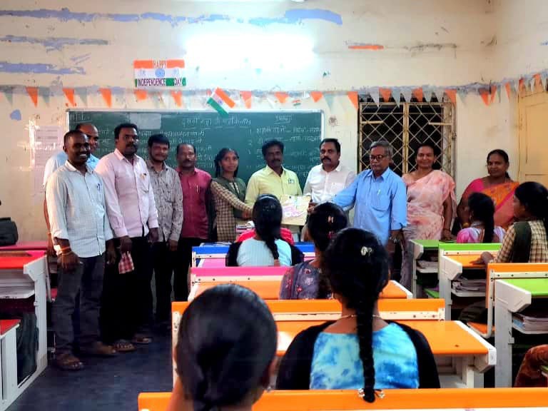 మర్రిపూడిలో విద్యార్థులకు ప్యాడ్లు, పెన్నులు పంపిణీ