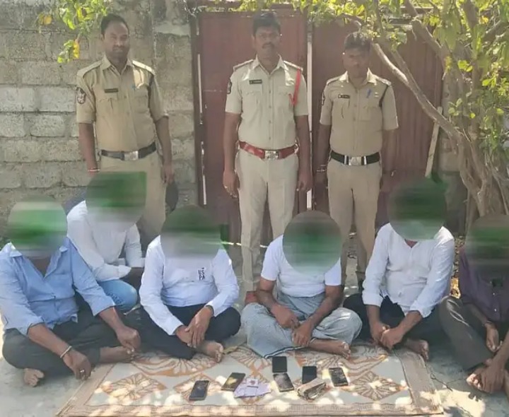 పేకాట శిబిరంపై దాడి.. 6 మంది అరెస్ట్