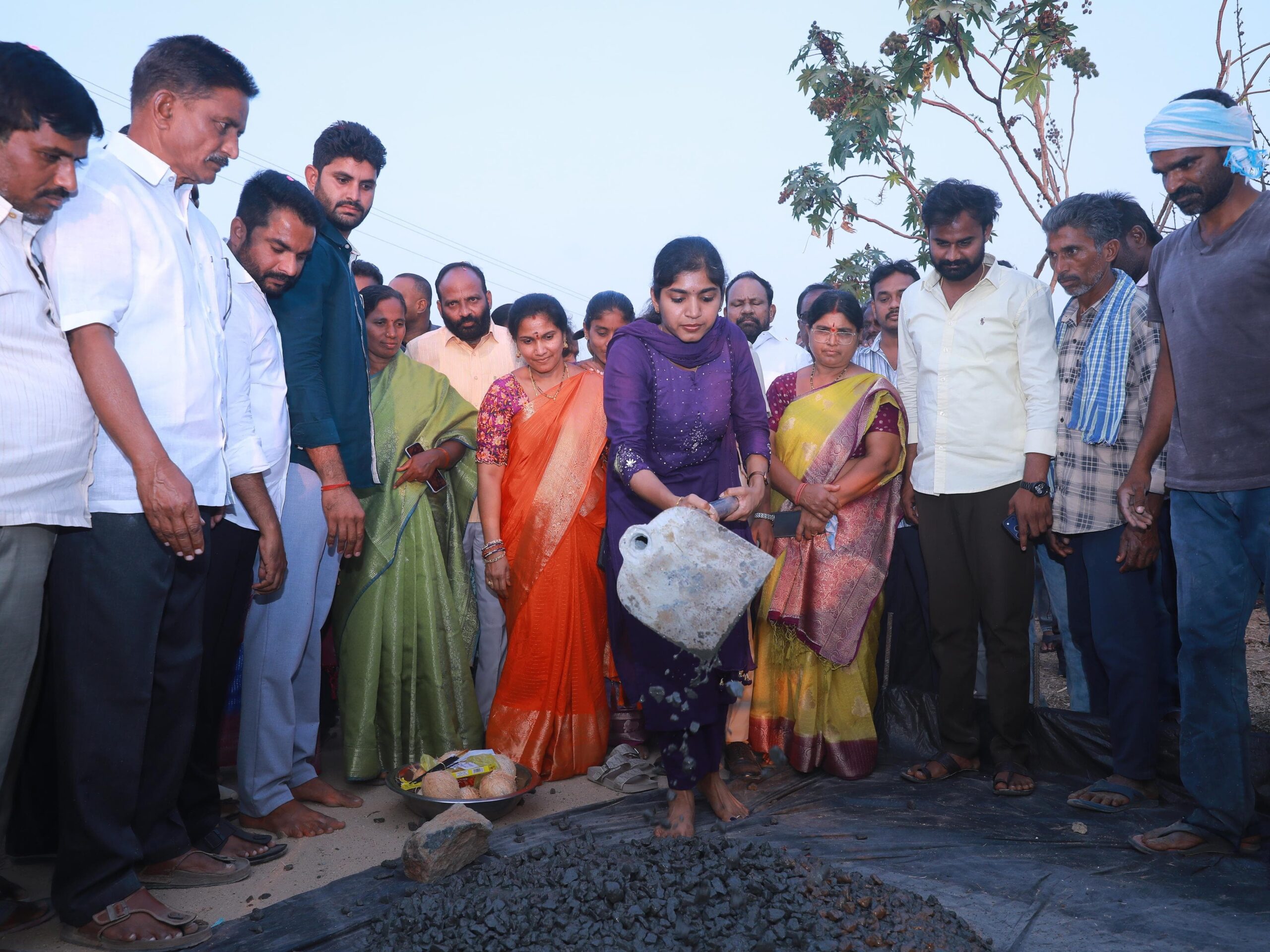 సీసీ రోడ్డు పనులను ప్రారంభించిన పాలకుర్తి ఎమ్మెల్యే