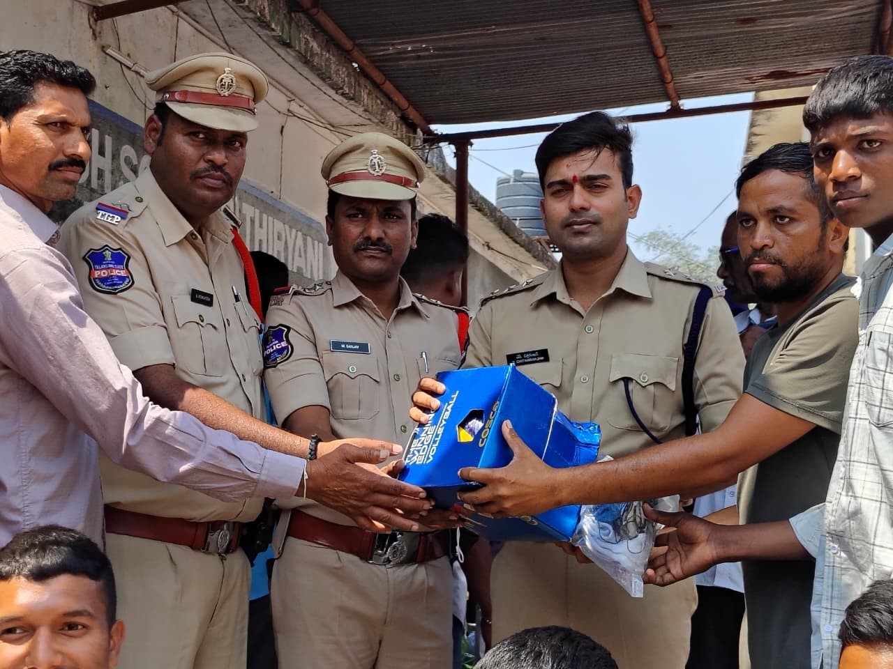 పదో తరగతి విద్యార్థులకు పరీక్షా సామగ్రి పంపిణీ