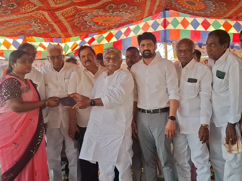 పట్టాదార్ పాస్ పుస్తకాలను పంపిణీ చేసిన ఎమ్మెల్యే