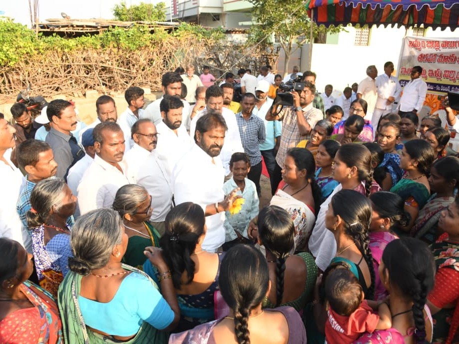 కొత్త ఇళ్లు కట్టి ఇవ్వండి.. ఉన్న ఇళ్లు కూల్చొద్దు: మాజీ మంత్రి