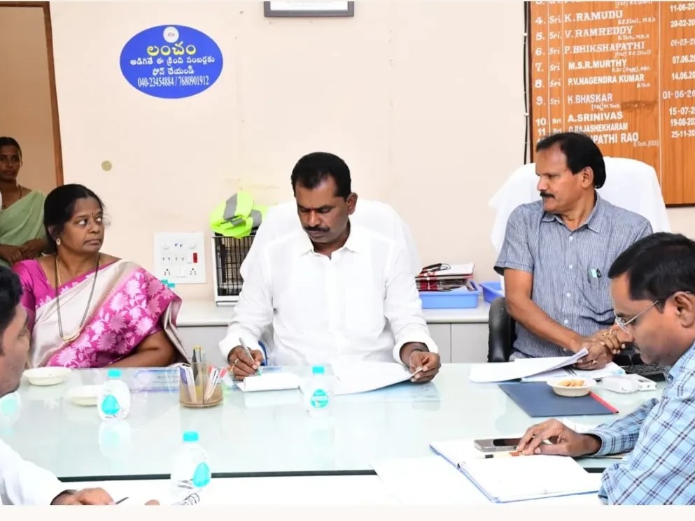 విద్యుత్ శాఖ పనితీరుపై ఎమ్మెల్యే సమీక్ష