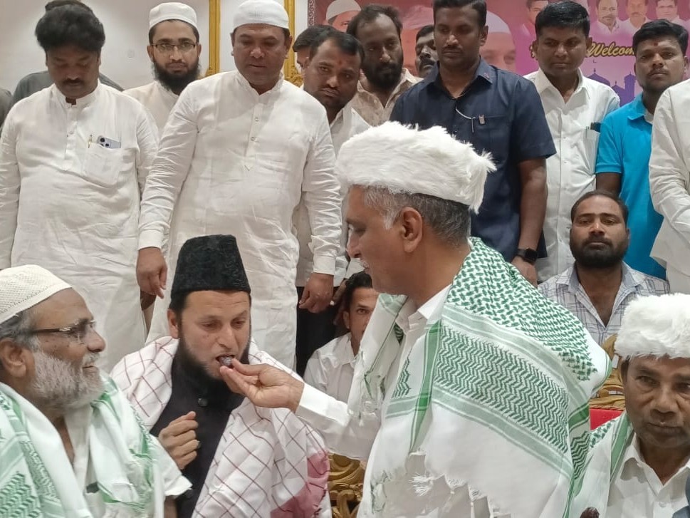 ఇఫ్తార్ విందులో మాజీ మంత్రి హరీష్, ఎమ్మెల్యే