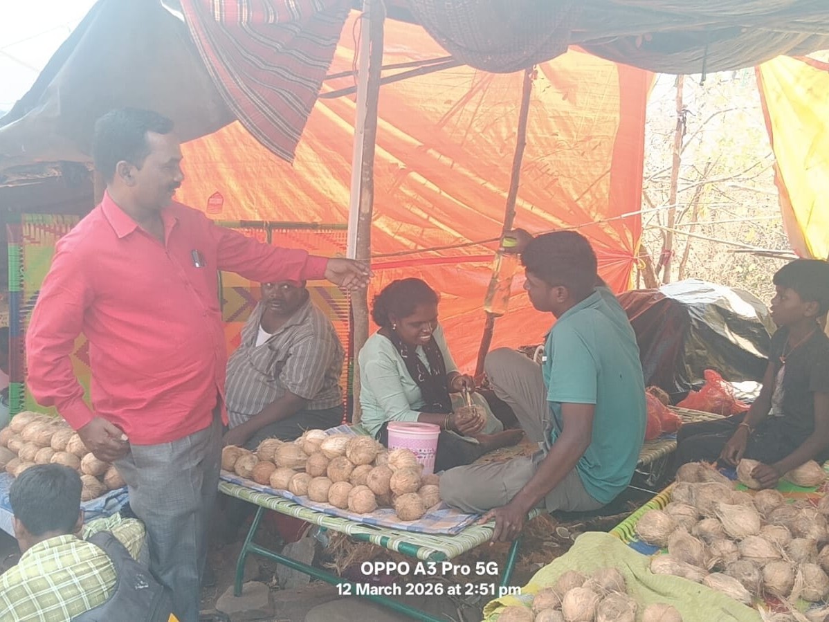 గిరిజన కుటుంబాలకు టెంకాయల వ్యాపారం అనుమతి