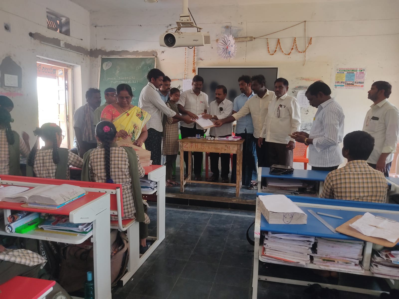 ఆర్లపాడులో విద్యార్థులకు పరీక్ష సామాగ్రి పంపిణీ