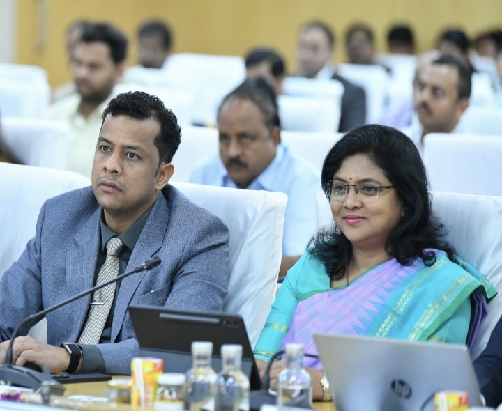 జిల్లా కలెక్టర్‌ను అభినందించిన సీఎం చంద్రబాబు