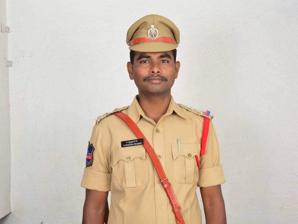 మూగ క్రికెటర్ కు..SI ఆర్థిక సాయం అందజేత