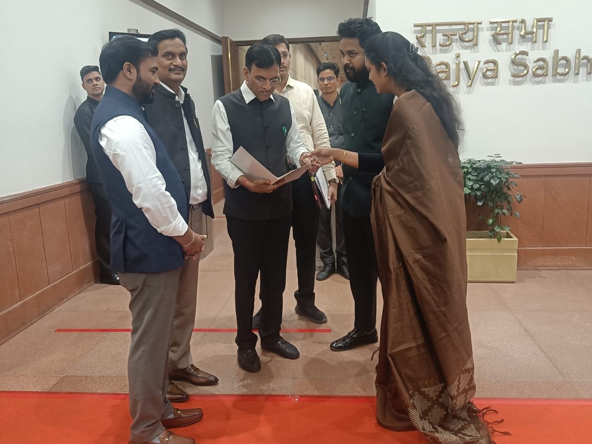 క్రీడా శాఖ మంత్రిని కలిసిన ఎంపీ