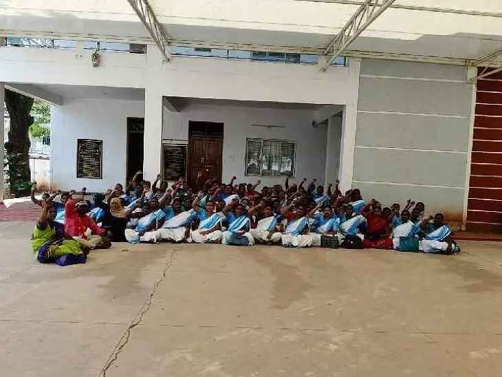 ఎమ్మెల్యే క్యాంప్ ఆఫీస్ ముందు ఆశా వర్కర్లు ధర్నా