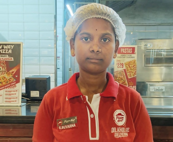 పిజ్జా సర్వర్‌గా పనిచేస్తున్న యువతికి వైవీయూ గోల్డ్ మెడల్