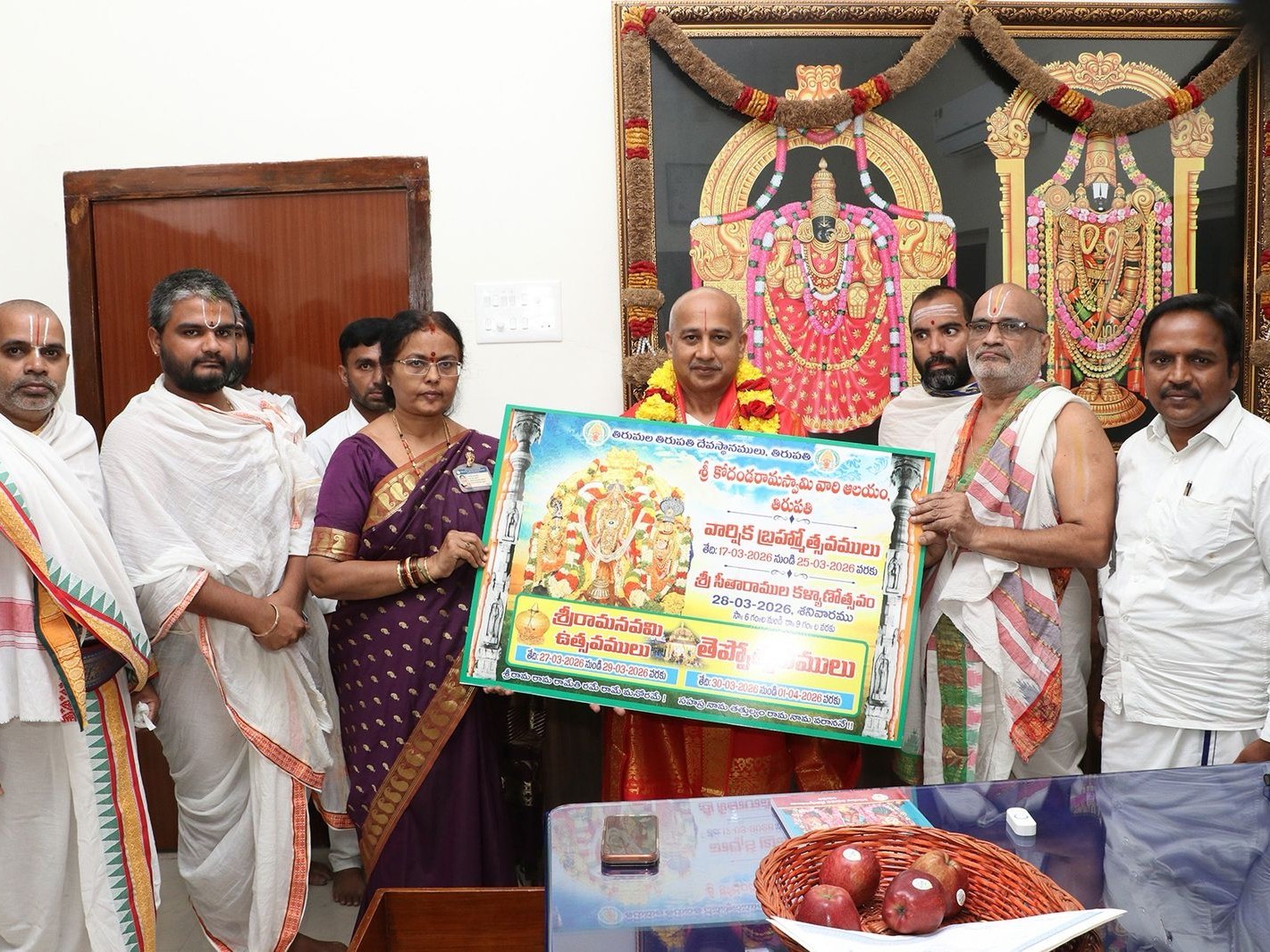 బ్రహ్మోత్సవాల బుక్‌లెట్ ఆవిష్కరించిన టీటీడీ ఈవో