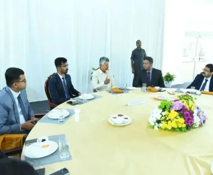 CMతో కలెక్టర్ నిశాంత్ కుమార్ అల్పాహార విందు