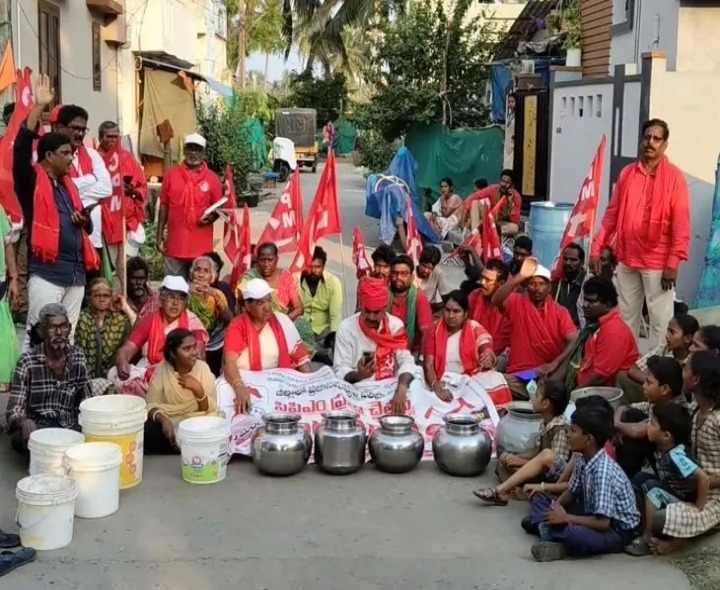నరసాపురంలో ఖాళీ బిందెలతో నిరసన