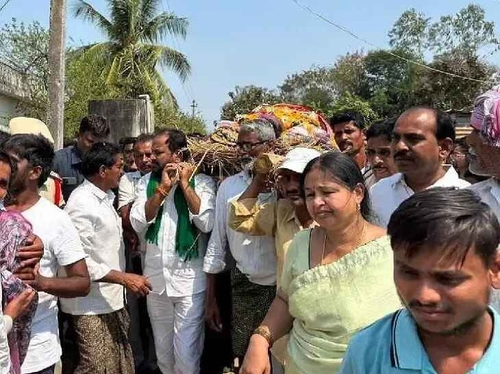 సర్పంచ్ పాడి మోసిన వైరా ఎమ్మెల్యే