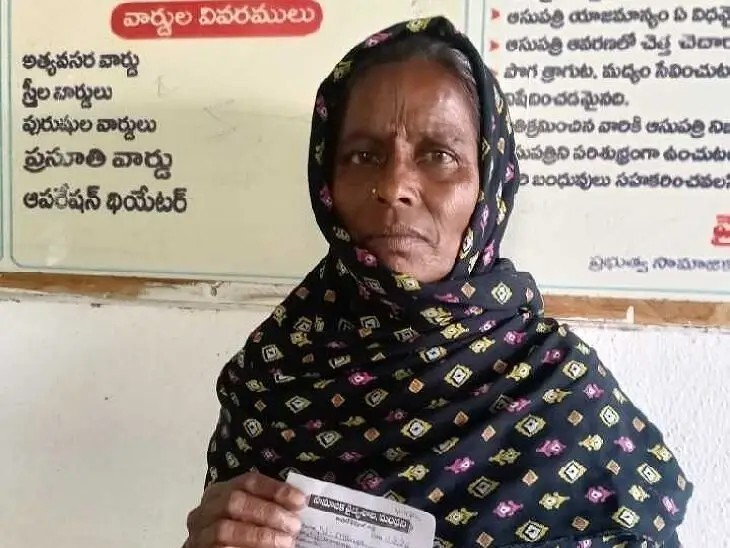 కోతుల దాడిలో మహిళకు గాయాలు