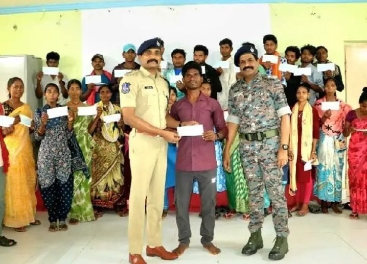 జనజీవన స్రవంతిలో కలిసిపోయిన మావోయిస్టులు