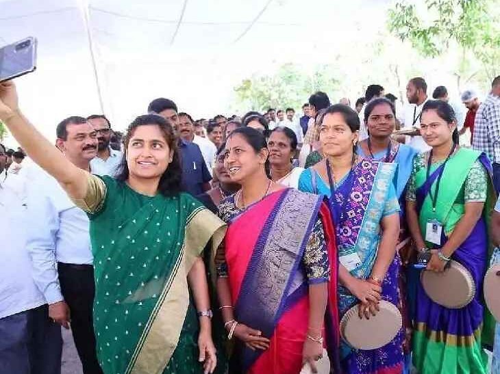 మహిళా ప్రజాప్రతినిధులతో HNK కలెక్టర్ సెల్ఫీ