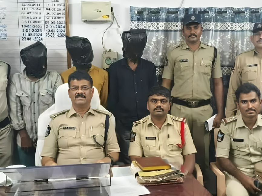 గంజాయి విక్రయిస్తున్న ముగ్గురు అరెస్ట్