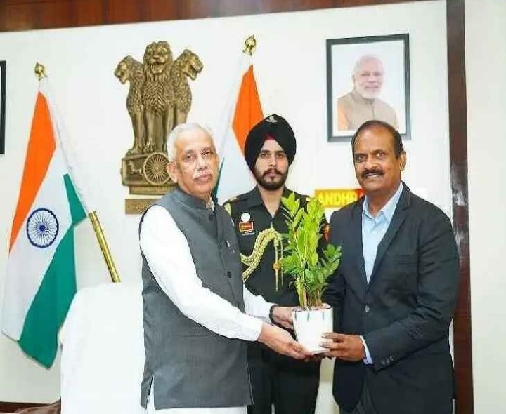 కాన్వకేషన్‌కు గవర్నర్‌ను ఆహ్వానించిన వైవీయూవీసీ