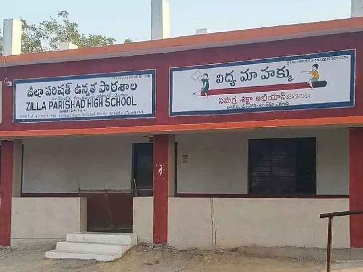 హాల్ టికెట్లు అందక 10వ తరగతి విద్యార్థుల ఆందోళన