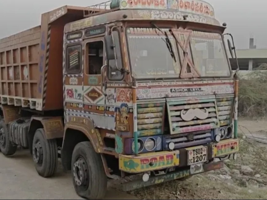 జీతం ఇవ్వలేదని లారీ ఎత్తుకెళ్లిన డ్రైవర్