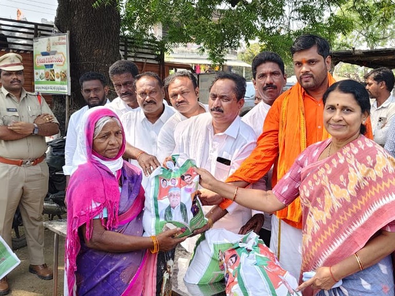 ముస్లీం సోదరీమణులకు రంజాన్ తోఫా పంపిణీ