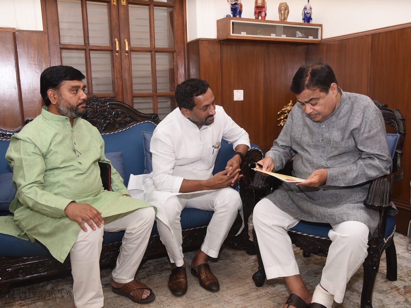 జాతీయ రహదారుల పనుల కోసం కేంద్రమంత్రిని కలిసిన MLA