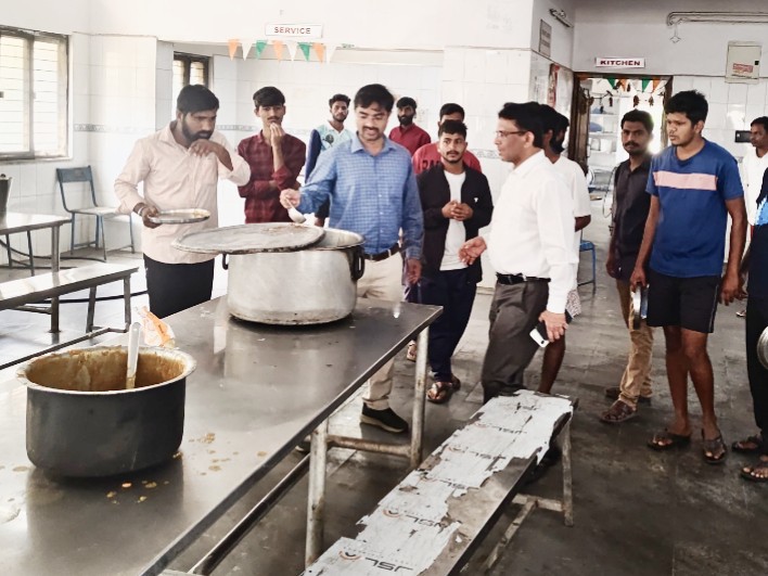 పీయూ వసతి గృహాలను ఆకస్మికంగా తనిఖీ చేసిన వీసీ