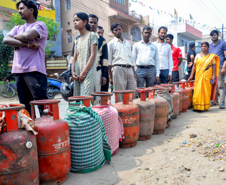 గ్యాస్ కొరత.. ఏజెన్సీలకు క్యూకట్టిన జనం