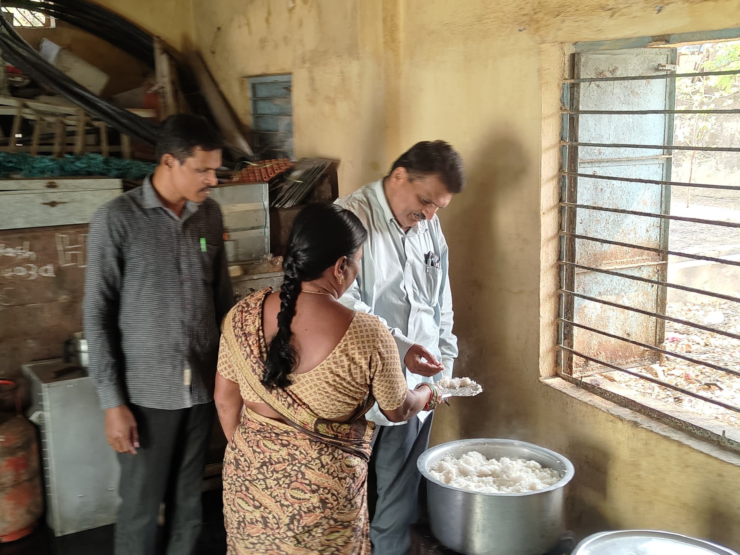 వసతి గృహాన్ని తనిఖీ చేసిన ఎంపీడీవో