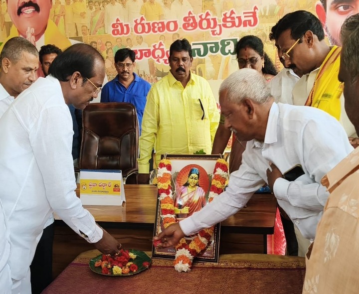 కవయిత్రి జీవితాన్ని ఆదర్శంగా తీసుకోవాలి: MLA