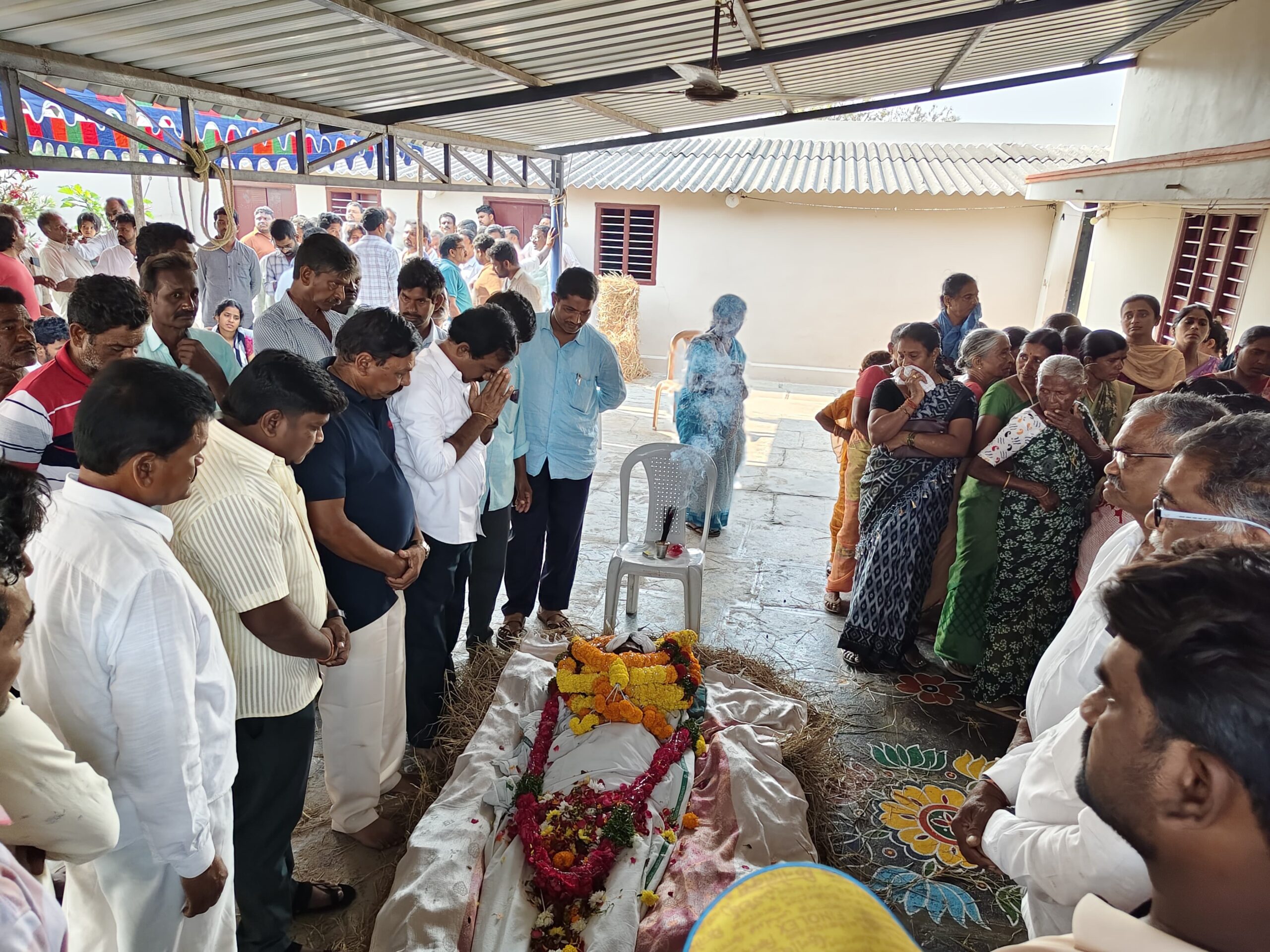 రోడ్డు ప్రమాద మృతుడికి నివాళి