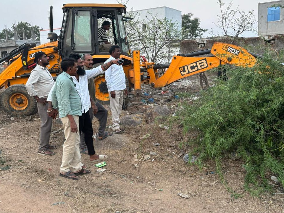 ఆరవ వార్డులో ముళ్ల చెట్ల తొలగింపు