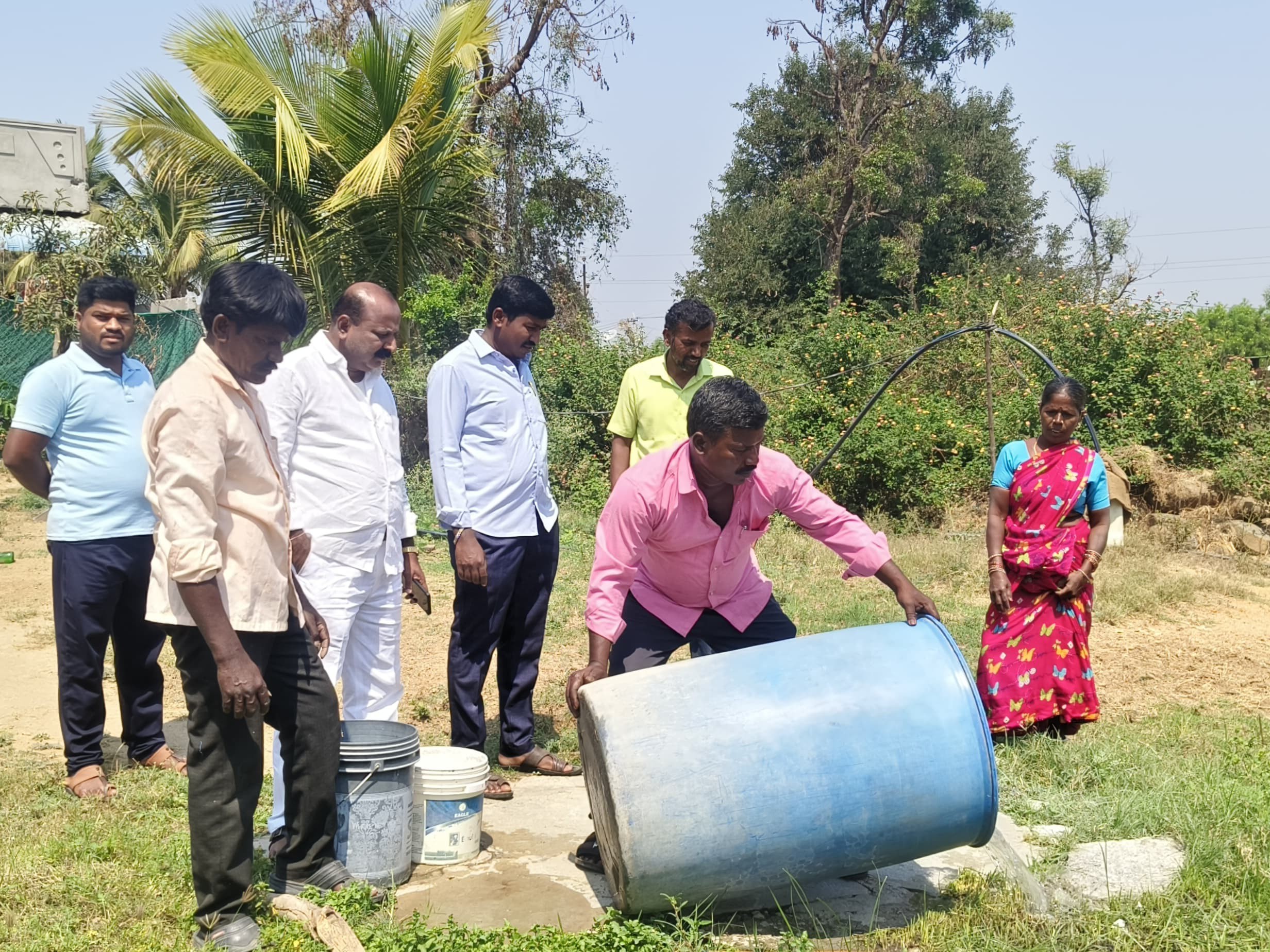 పారిశుధ్యంపై ప్రజలకు అవగాహన కల్పించిన సర్పంచ్