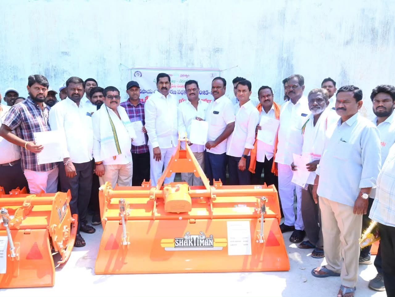 పనిముట్లను పంపిణీ చేసిన ఎమ్మెల్యే నాగరాజు